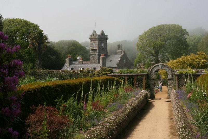 Blick vom Garten auf das Haupthaus der Seigneurie