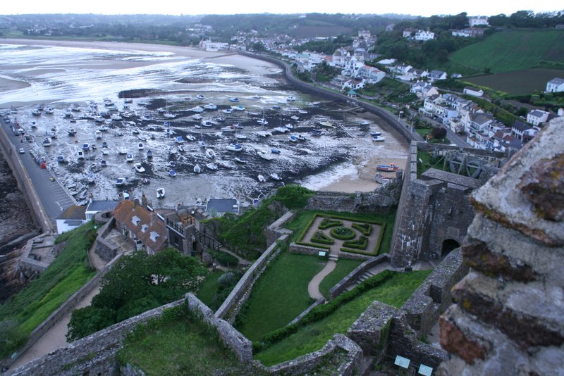 Blick vom Castle Orgueil auf den Hafen von Gorey bei Ebbe