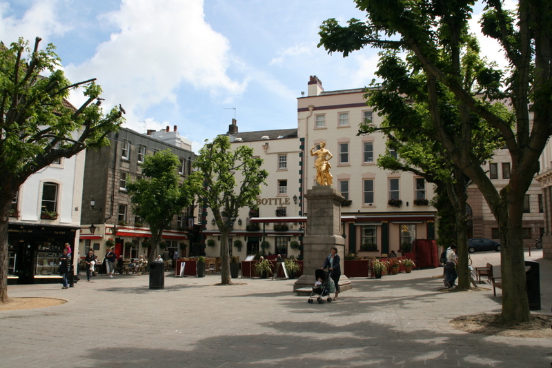 Royal Square mit der Statue von Georg II