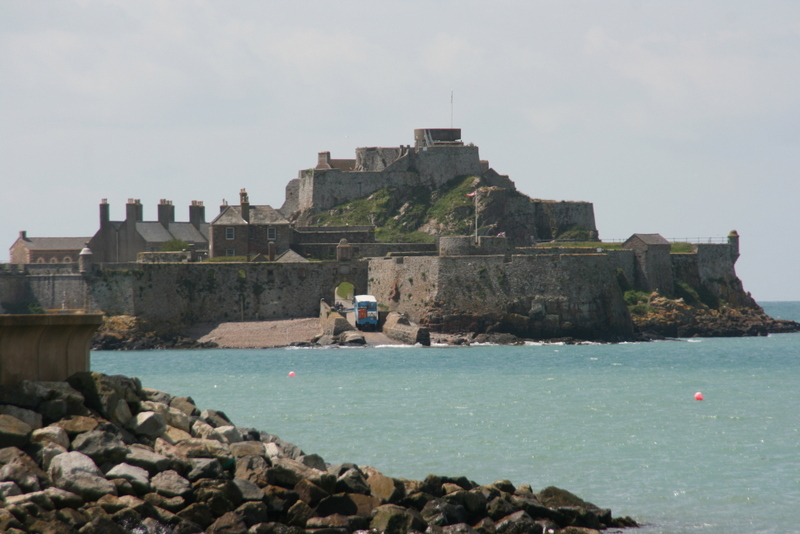 Elisabeth Castle vor St. Helier - bei Flut nur mit einem Amphibienbus zu erreichen