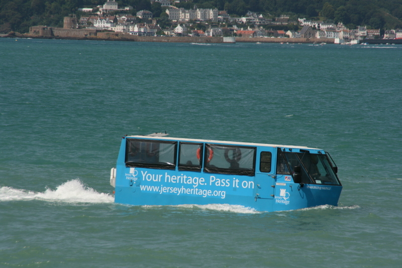 Der Amphibienbus zwischen St. Helier und Elisabeth Castle