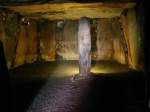 Dolmen Le Déhus in einer der interessantesten Grabkammern der Insel