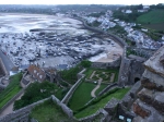 Blick vom Castle Orgueil auf den Hafen von Gorey bei Ebbe