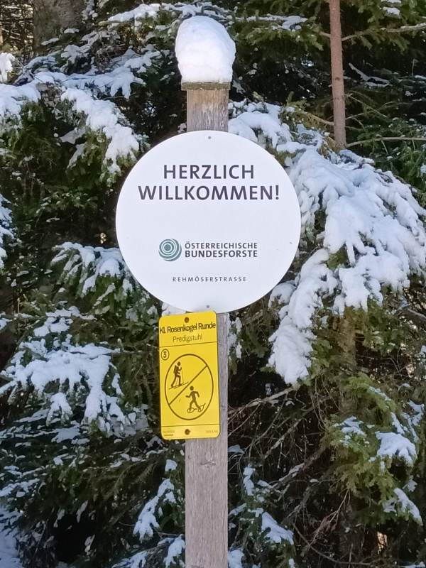 Gelber Wegweiser der Schneeschuh-Route