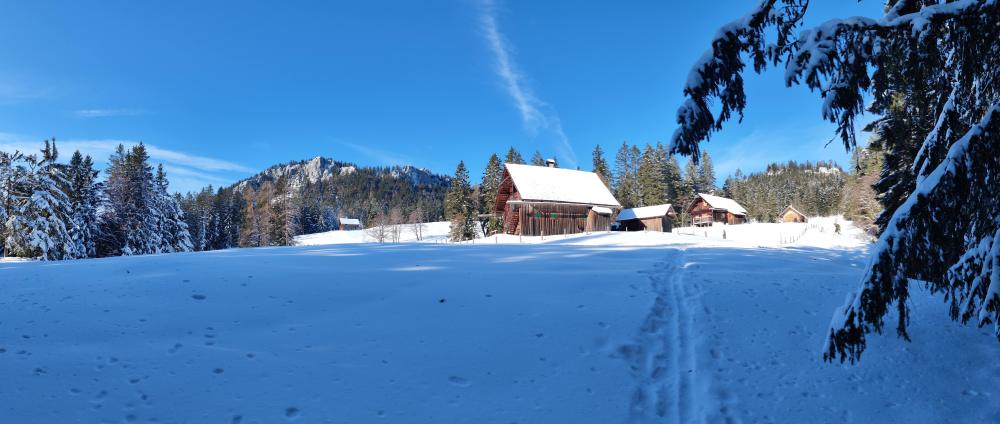 Blick auf die verschneite Rossmoosalm