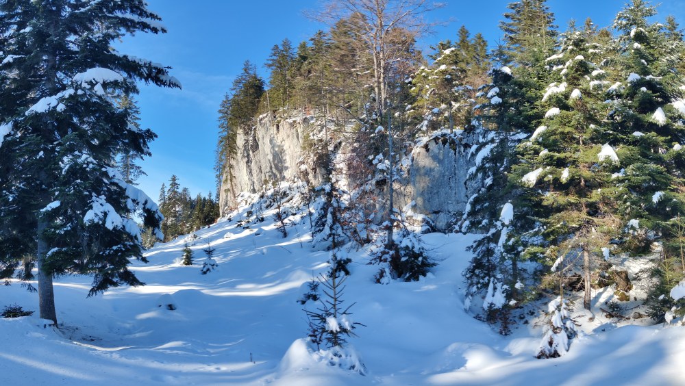 Am nördlichsten Punkt der Wanderung gehts dem Fels entlang