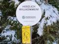 Gelber Wegweiser der Schneeschuh-Route