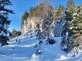 Am nördlichsten Punkt der Wanderung gehts dem Fels entlang