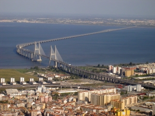 Die Brücke Vasco-da-Gama in Lissabon