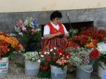 Händlerin in folkloristischer Tracht