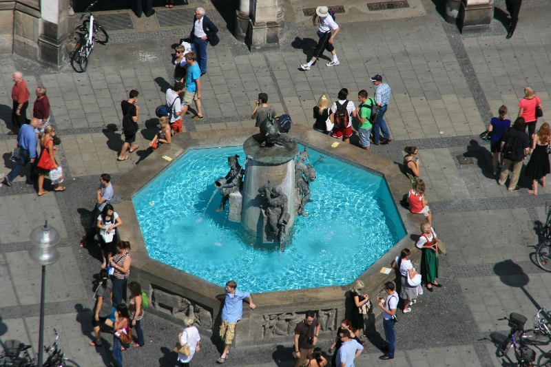 Der Brunnen vor dem Neuen Rathaus von oben