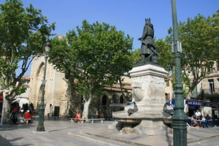 Der Dorfplatz von Aigues Mortes