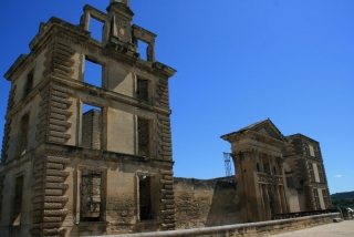 Die Mauern des Cateaus in La Tour-d’Aignes