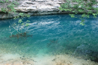 Die Quelle Fontaine-de-Vaucluse