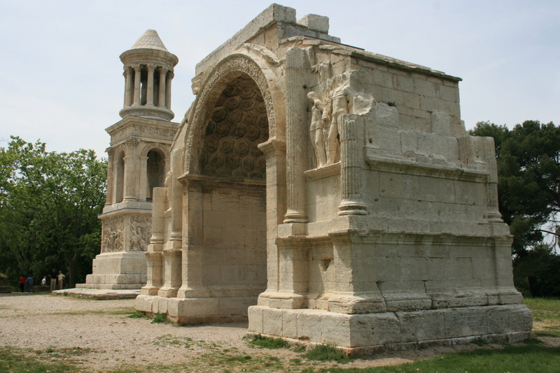 Mausoleum und Triumphbogen bei Glanum
