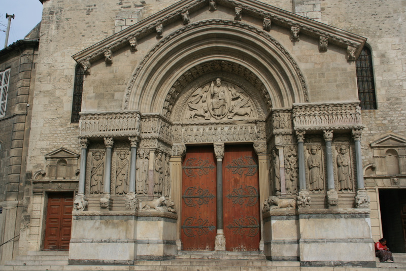 Eingangstor in die Kathedrale von Arles