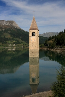 Die versunkene Kirche von Graun im Reschensee