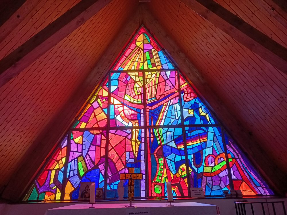 Altarfenster der Bergkirche der Tauplitz Alm