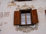 Sgraffiti verziertes Fenster