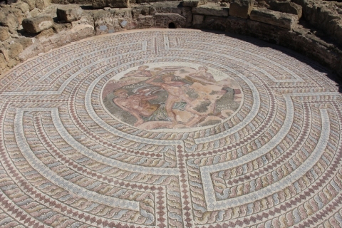Duell zwischen Theseus und dem Minotaurus im Labyrinth von Kreta