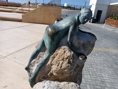 Bronzestatue „Sol Alter“ im Hafen von Pharos