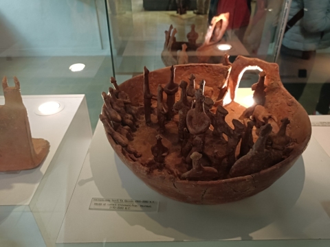 2000 Jahre alte Schale mit Darstellung einer religiösen Zeremonie im Zypern-Museum