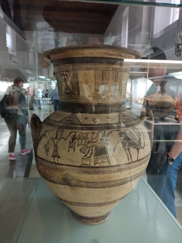 Amphore mit einer weintrinkenden Person als Motiv im Zypern-Museum