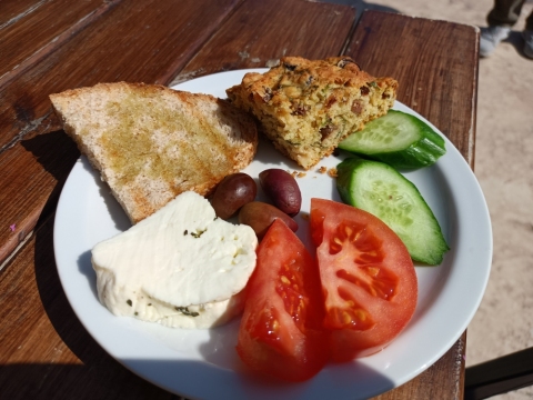 Schmankerl mit dem Olivenbrot auf der Golden Donkey Farm